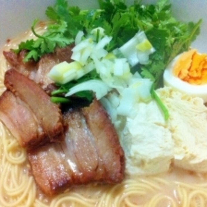 パクチーと凍り豆腐のとんこつラーメン